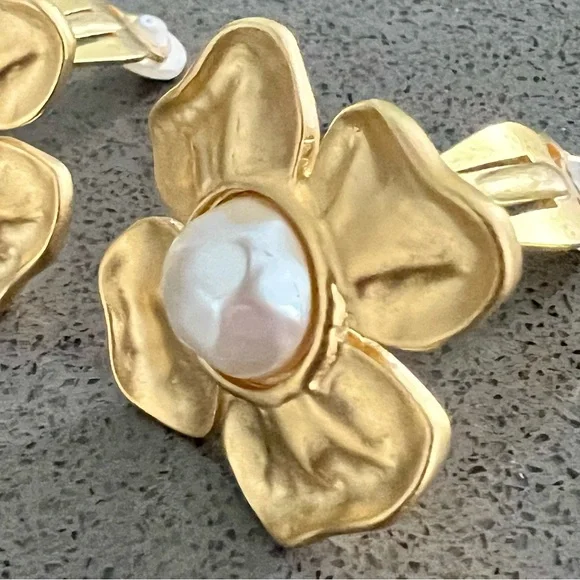 Vintage 80s GIVENCHY Matte Gold Plated Flower Pearl Clip On Statement Earrings - Picture 8 of 17